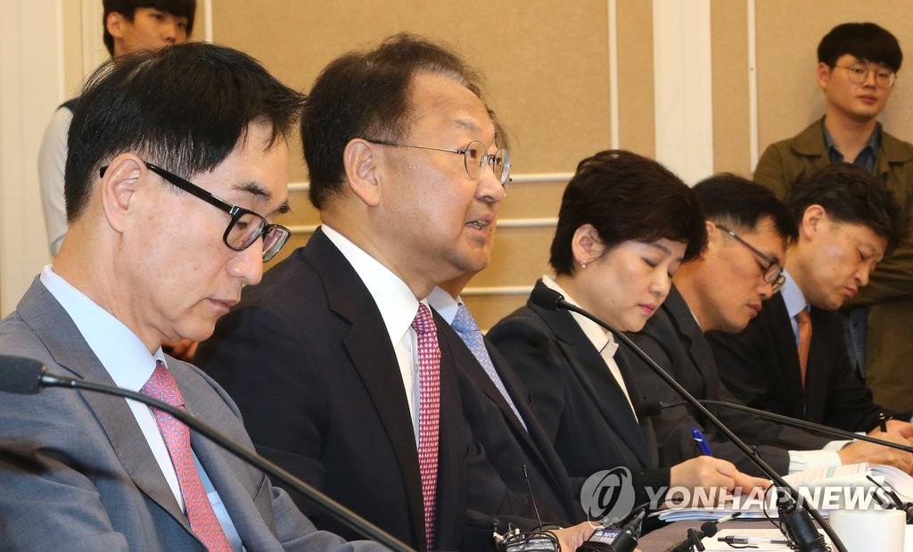 인사말하는 유일호 부총리