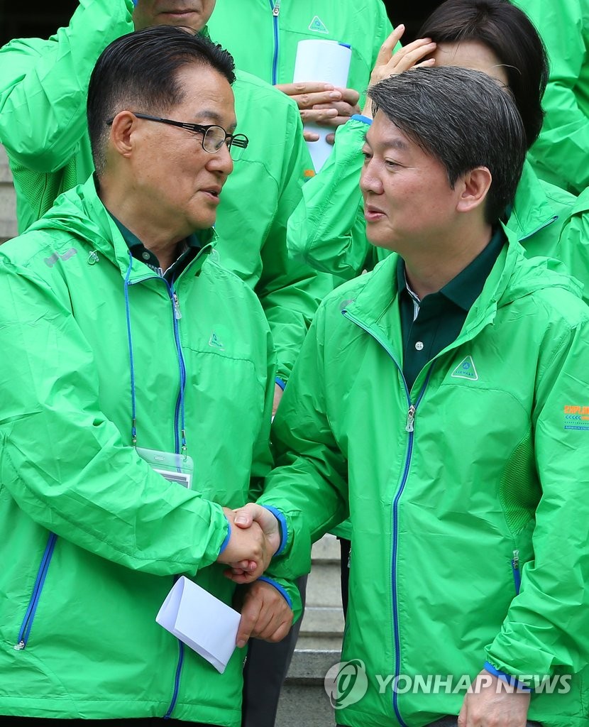 악수하는 안철수와 박지원