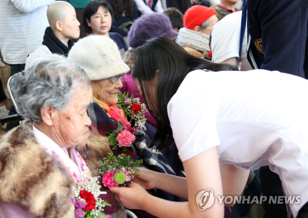 "할머니, 오래오래 건강하세요"