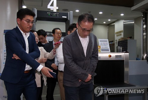 제품 출시 3개월인 지난 2001년 1월 17일께 한 사용자로부터 '머리가 아프다'는 내용의 부작용 민원을 접수받은 당시 옥시 선임 연구원 최모(47)시.CDI에 전달하고 제품 유해성과 관련한 상담까지 받았지만 회사 측은 아무런 조치를 하지 않았다.