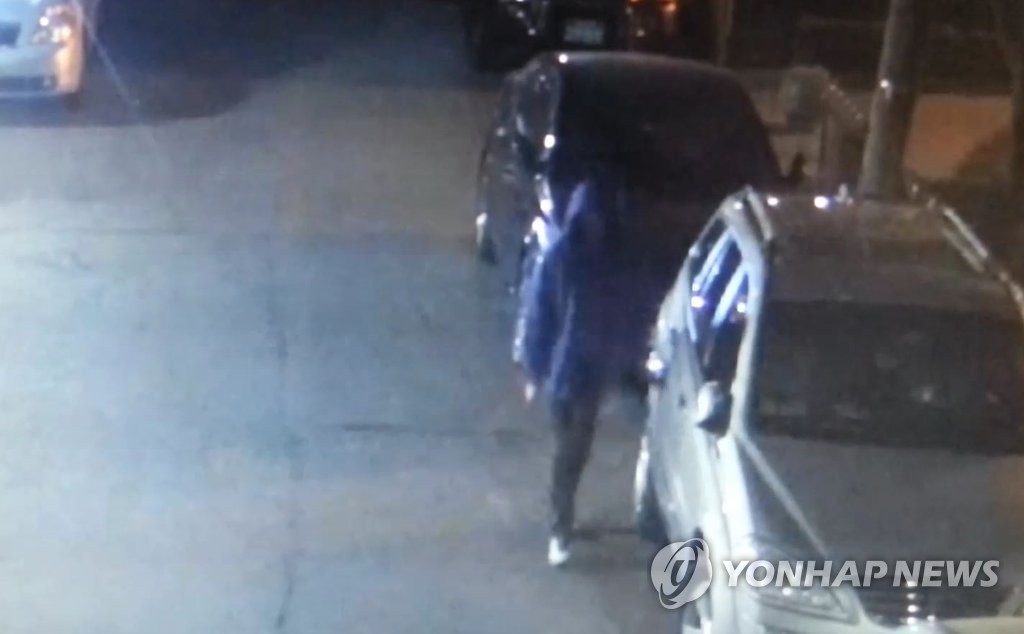 "장사 안돼 화난다" 열쇠·쇠파이프로 주차 차량 긁어 - 1