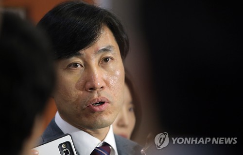 부산 재선인 새누리당 하태경 의원은 "PK에서는 'TK가 모두 해먹는다'는 일종의 'TK 패권 경계론'이 강해 신공항까지 TK로 가져가면 갈등이 폭발할 수 있다"면서 "가뜩이나 이번 총선에서 부산이 야당에 5석이나 내어준 상황을 감안할 때 신공항이 TK로 넘어가면 PK 여권은 큰 타격을 받을 것"이라 경고했다