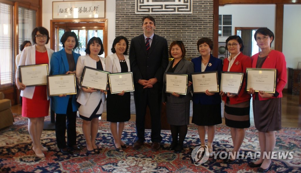 리퍼트 미국대사, 탈북민 상담사에게 수료증 수여