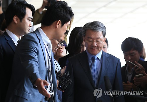 검찰 직원 안내받는 홍만표 변호사