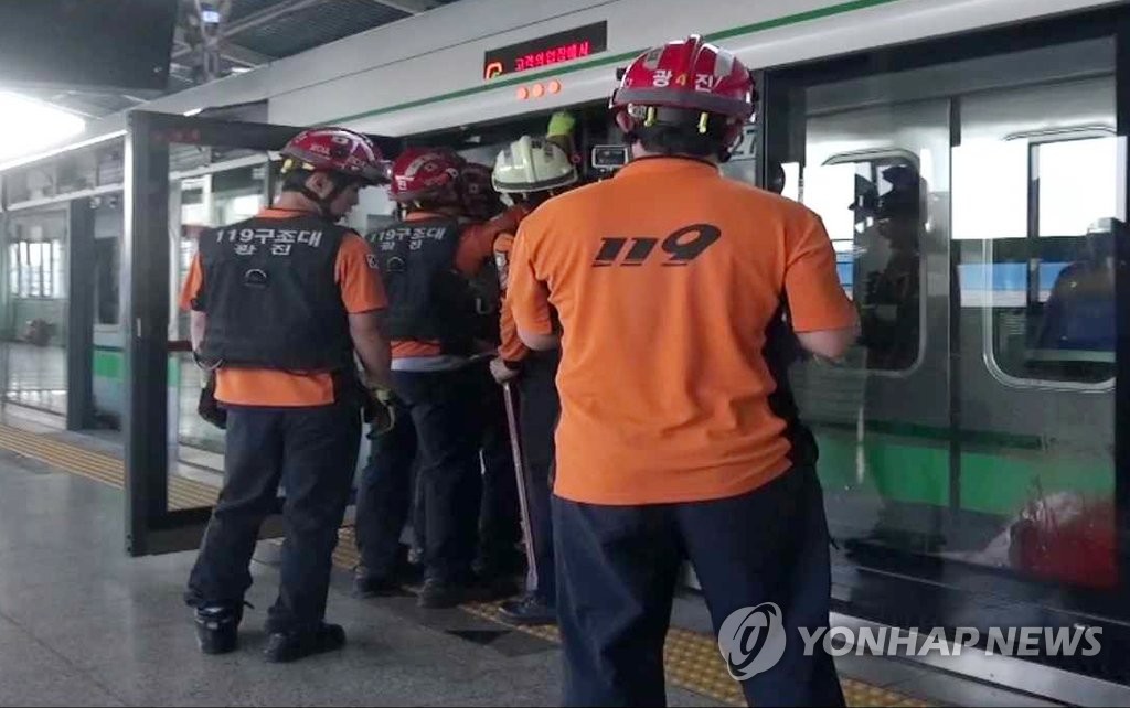 어제 사상사고가 발생한 서울 지하철 2호선 스크린도어에서 구조작업을 펼치고 있는 소방대원들 [연합뉴스 자료사진]