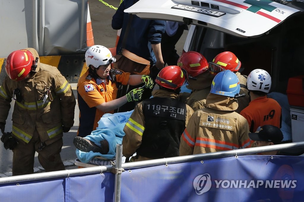 이송되는 매몰자