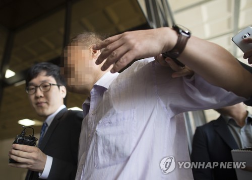 '가습기 실험 조작 의혹' 호서대 교수 검찰 출석