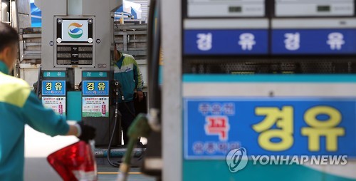 서울 시내 한 주유소에서 직원이 경유차에 주유하고 있다. 환경부는 자동차 미세먼지의 70%를 내뿜는 경유차의 오염물질 배출을 줄이는 대책으로 경유에 붙는 환경세 등 각종 세금을 올리는 방안을 검토하고 있다.