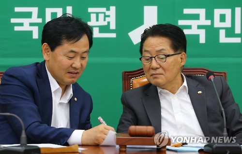 우상호 발언 관련 대화하는 국민의당 원내지도부