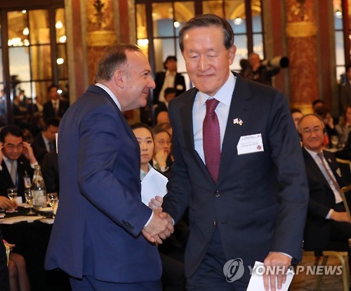 인사하는 한-불 경제인연합회 회장