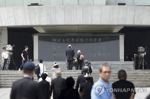 현충탑 향하는 시민들