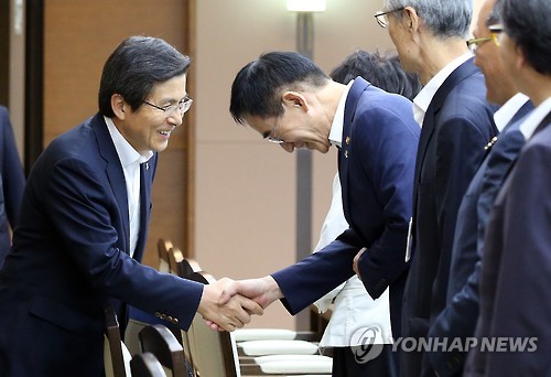 악수하는 황교안 총리와 이준식 사회부총리
