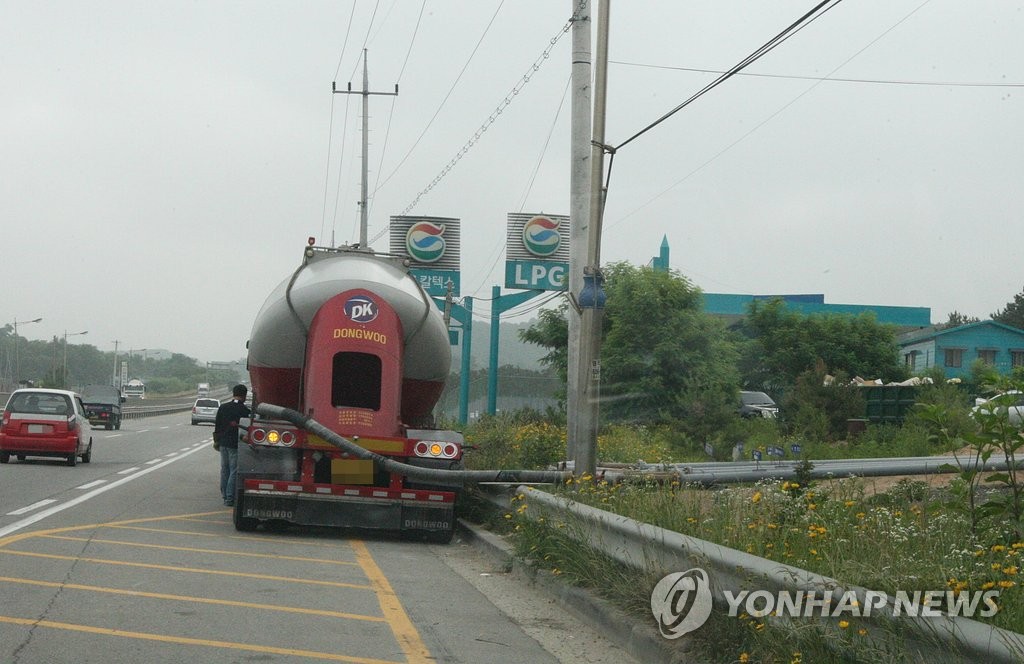 '사고위험 나 몰라라' 자동차 전용도로서 시멘트 하역