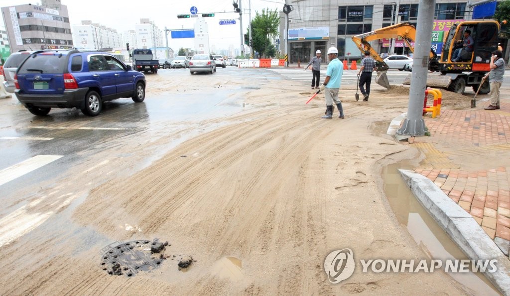 상수도관 파열로 토사에 파묻힌 도로