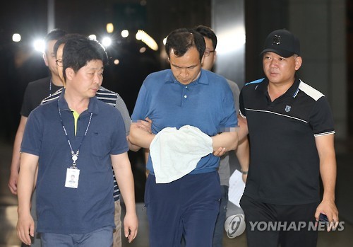 검찰로 이송되는 '정운호 게이트' 핵심 브로커 이동찬