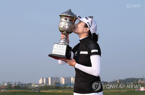 우승 트로피 든 안시현