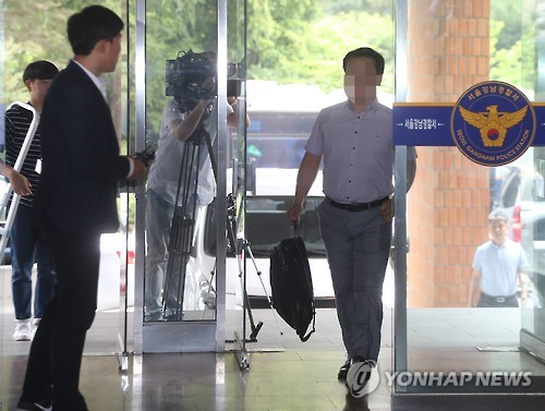 '무고·공갈'로 맞고소, 강남경찰서 들어서는 박유천 변호인단 관계자