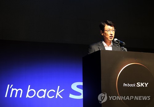 팬택 신제품 소개하는 문지욱 사장