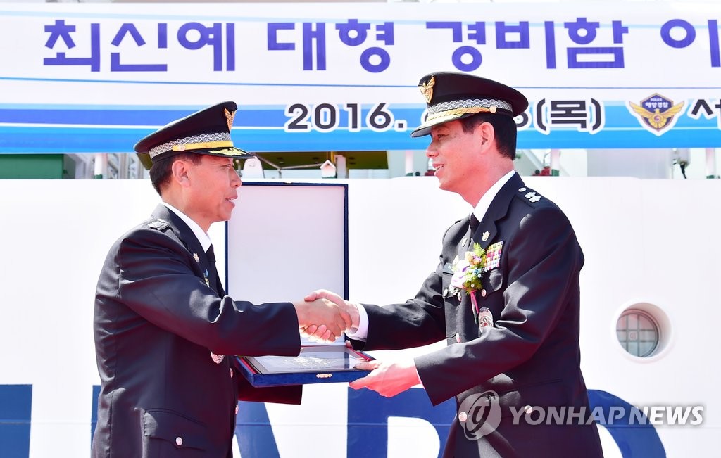 명명장 수여하는 이춘재 조정관