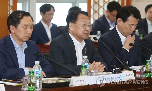 울산서 간담회 참석한 유일호 부총리
