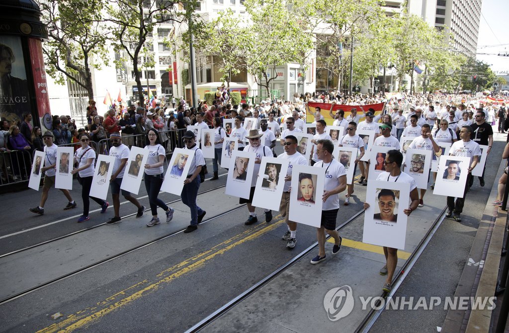 '올랜도 참사' 희생자 추모 행렬
