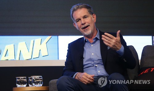 질문에 답하는 리드 헤이스팅스 넷플릭스 CEO