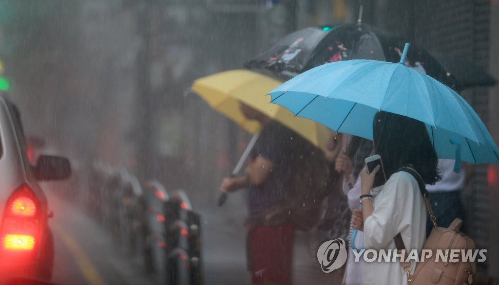 경남 호우특보 속 최대 240㎜…일부 비 피해 - 1