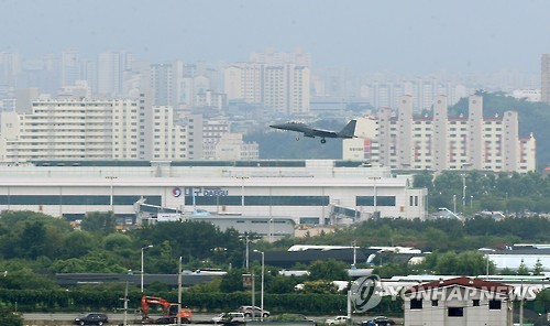 대구공항 위로 나는 전투기. 연합뉴스 자료사진