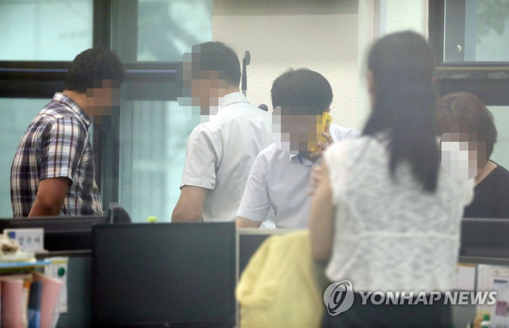 교육청 압수수색하는 인천지검 수사관들