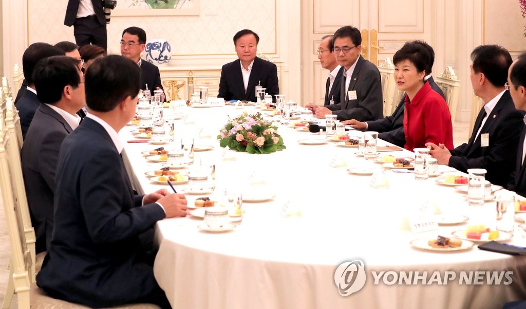 어제 박근혜 대통령은 청와대에서 고고도 미사일 방어체계(THAADㆍ사드) 등에 관한 지역 민심을 청취하고 협조를 당부하기 위해 새누리당 소속 대구·경북(TK) 지역 초·재선 의원 11명과 만나 대화를 나눴다. 