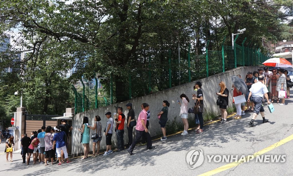 주한중국대사관 비자신청 '장사진'