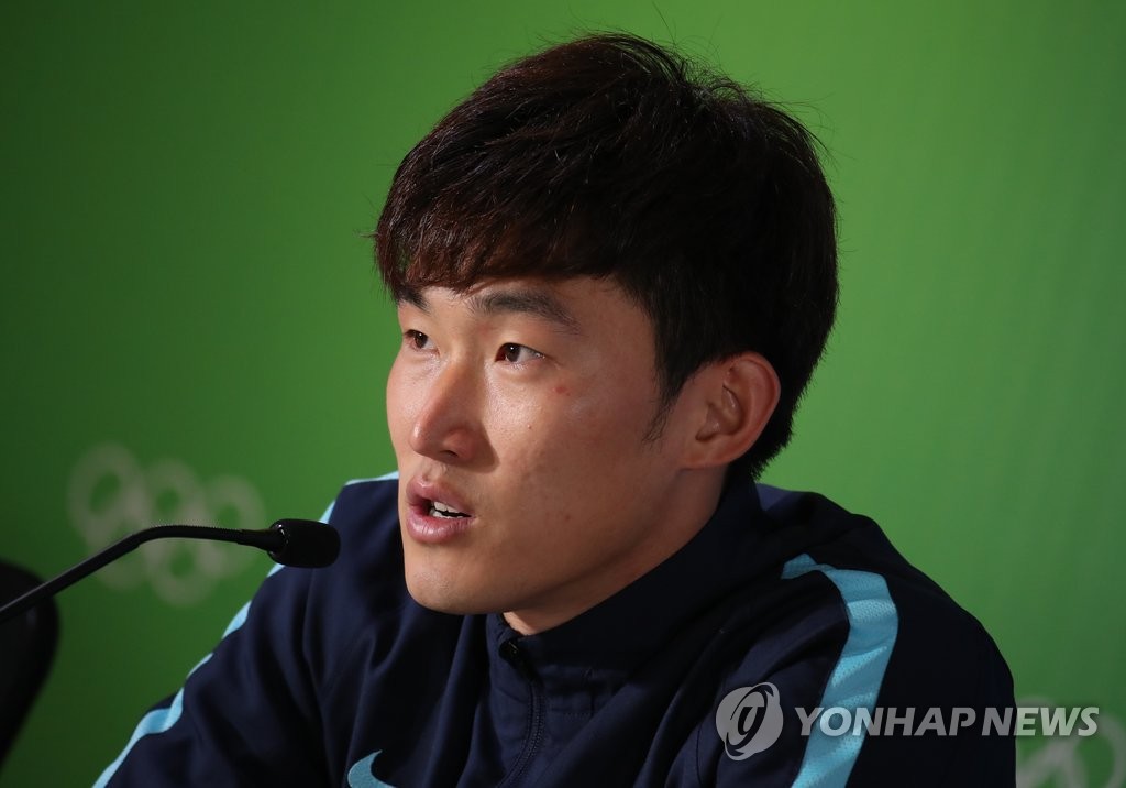 <올림픽> 기자들 질문에 답하는 주장 장현수