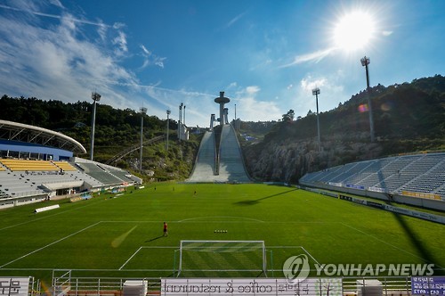 프로축구경기 열리는 알펜시아 스키점핑타워 경기장