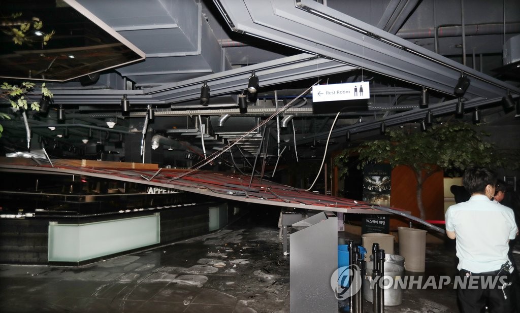 지난 12일 경주 지역에서 발생한 규모 5.8 지진으로 경남 김해대로 한 주상복합건물 내 대형식당 천장 일부가 맥없이 무너져 내린 모습