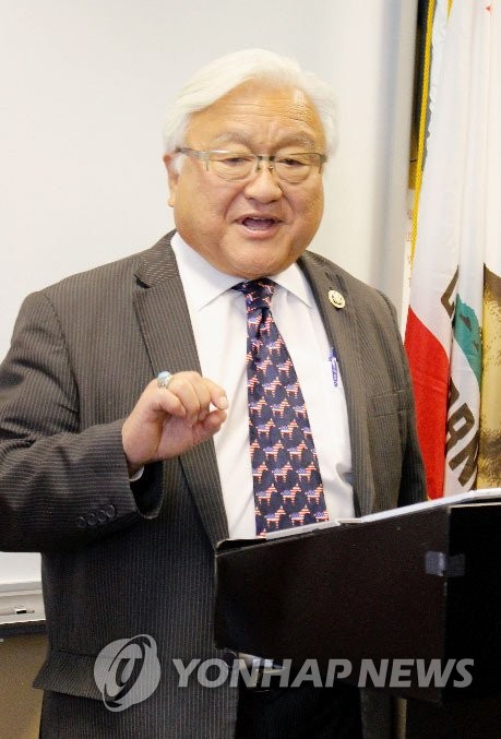 기자회견하는 마이크 혼다 의원