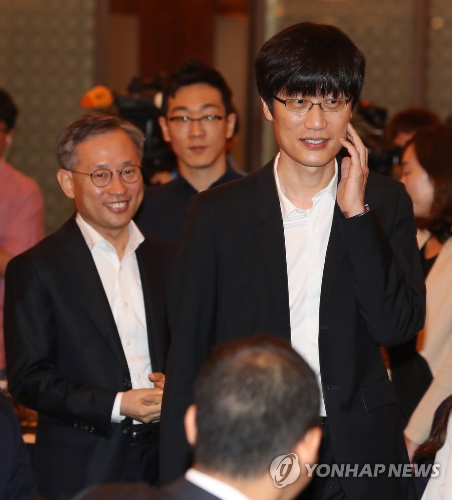 입장하는 네이버의 김상헌-이해진
