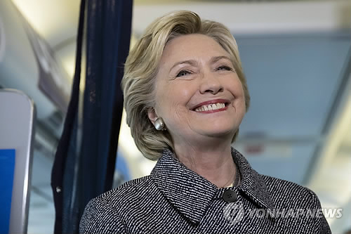 지난달 29일 전용기 안의 힐러리 클린턴