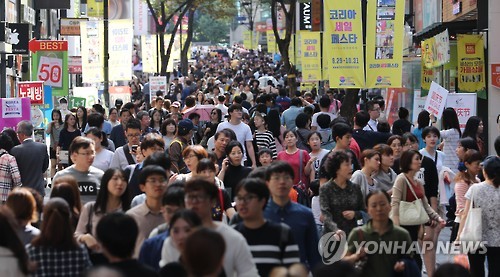 관광객으로 붐비는 명동