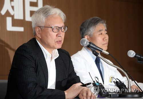 논의 결과 설명하는 이윤성 교수
