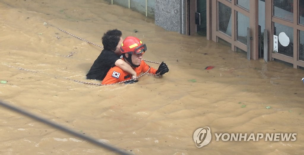 <태풍 차바> 업고 구조