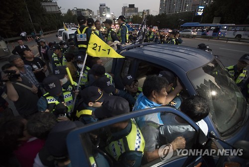 지난 5일 한남대교 남단에서 경찰과 몸싸움을 하고 있는 농민대회 참가자들