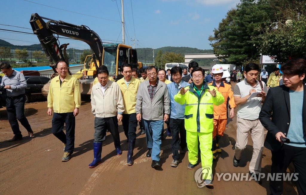 <태풍 차바> 반천현대아파트 방문한 이정현 대표