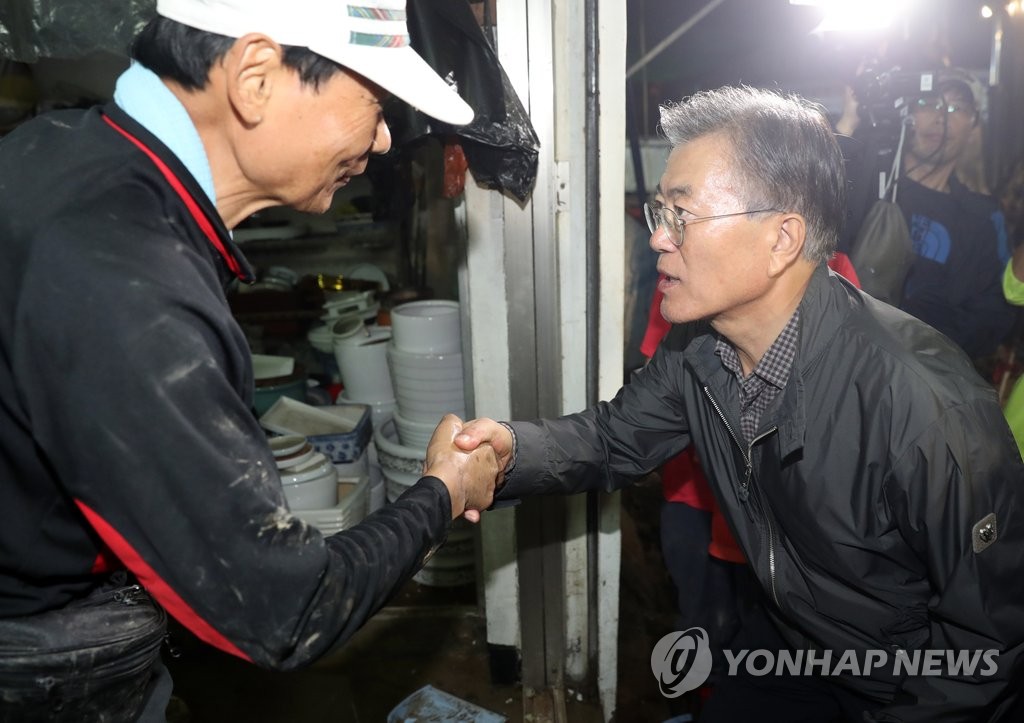 <태풍 차바> 문재인 전 대표, 태화시장 방문