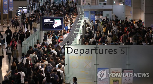 붐비는 인천공항 출국장
