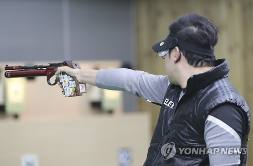 공기권총 조준하는 진종오