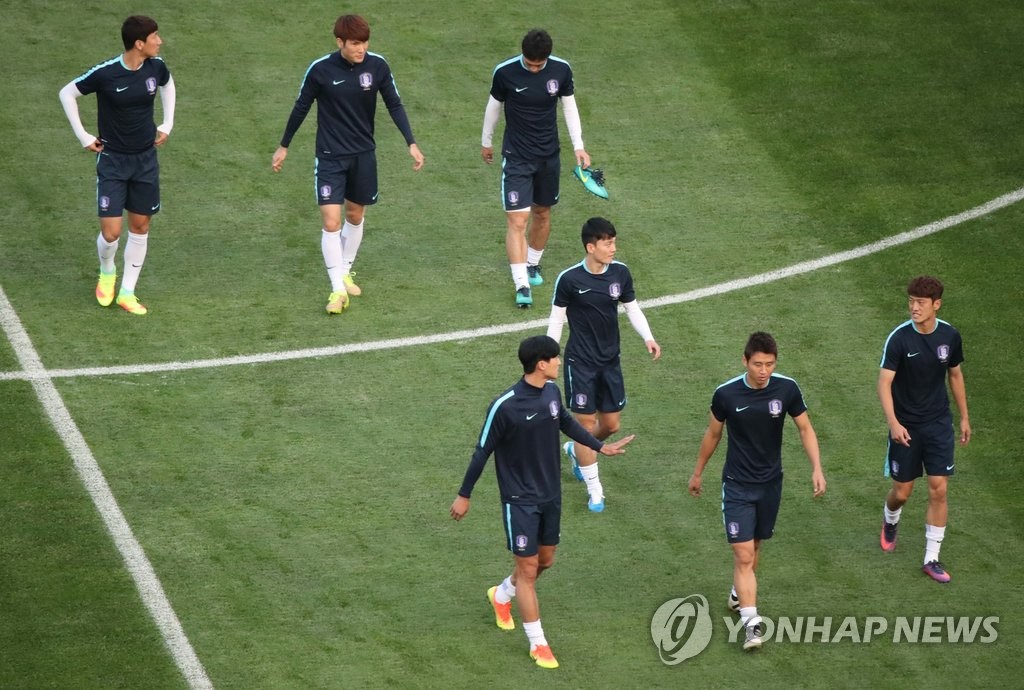 잔디 상태 확인하는 대표팀