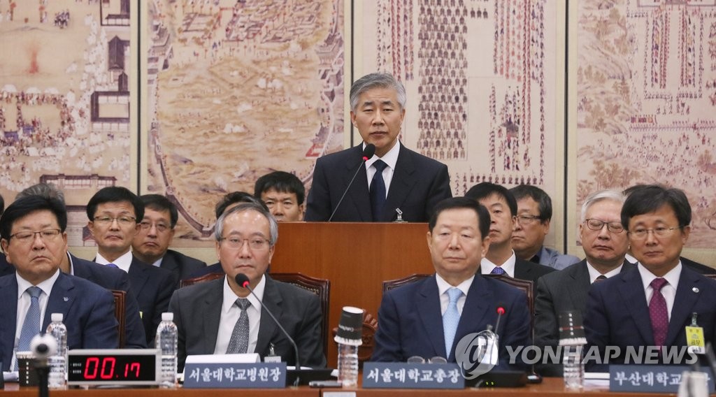 질의에 답하는 백선하 교수