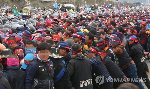 화물연대 조합원과 대치하는 경찰