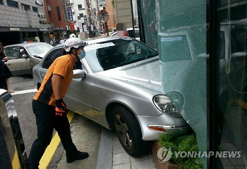 벤츠 차량 충돌사고 후 호텔로 '쾅'