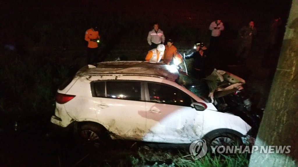 가로수 들이받고 논두렁으로 추락한 차량